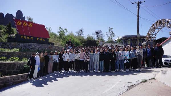 集团九州（中国）组织全体员工登鸡冠山